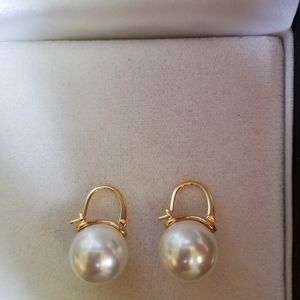 Sold---‐----------White crystal pearl earrings